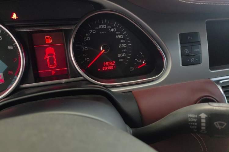 Used Audi Q7 2011 3.0 TFSI Exclusive Edition (200kW) Odometer Close Up