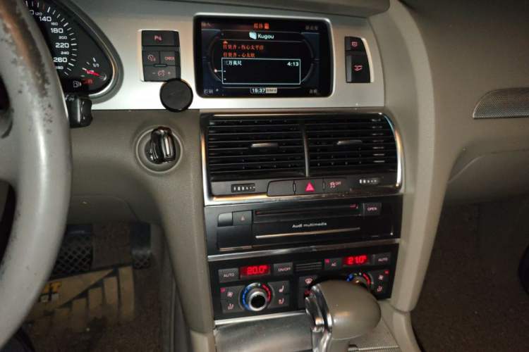 Used Audi Q7 2011 3.0 TFSI Comfort (200kW) Audio And AC Panel