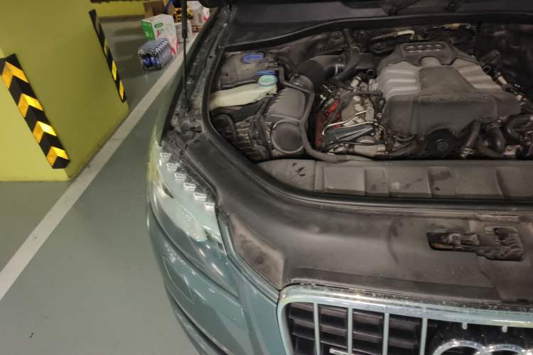 Used Audi Q7 2011 3.0 TFSI Ambition (200kW) Engine Bay Right