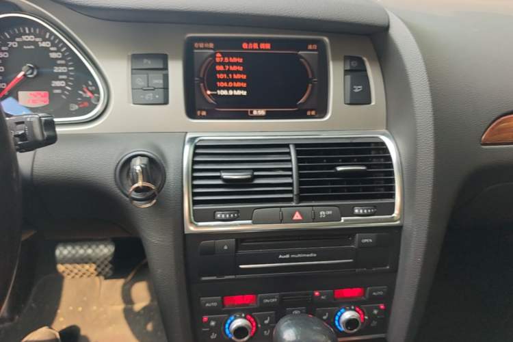 Used Audi Q7 2011 3.0 TFSI Ambition (200kW) Audio And AC Panel