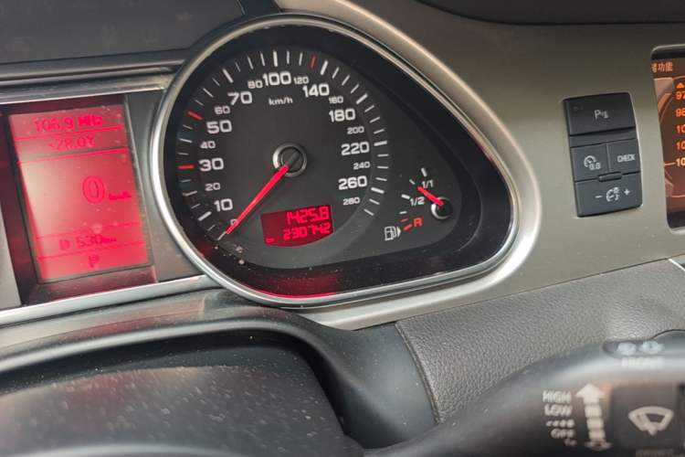 Used Audi Q7 2011 3.0 TFSI Ambition (200kW) Odometer Close Up