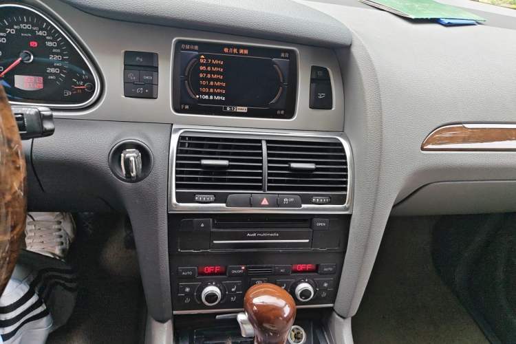 Used Audi Q7 2011 3.0 TFSI Comfort (200kW) Audio And AC Panel