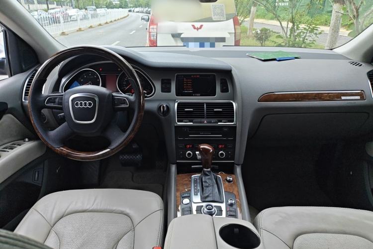 Used Audi Q7 2011 3.0 TFSI Comfort (200kW) Center Console