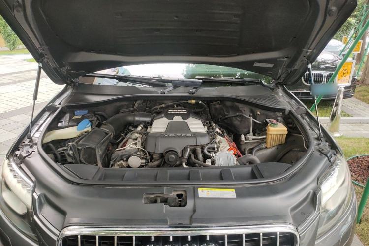 Used Audi Q7 2011 3.0 TFSI Technology (200kW) Engine Bay