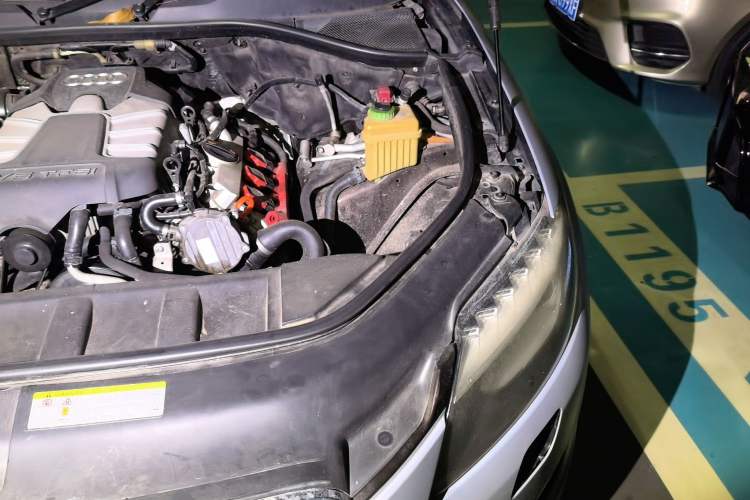 Used Audi Q7 2011 3.0 TFSI Technology (200kW) Engine Bay Left