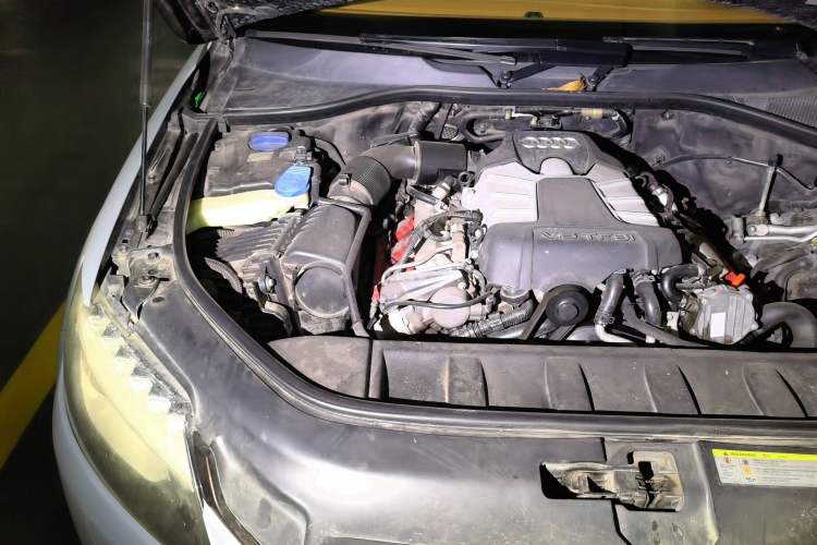 Used Audi Q7 2011 3.0 TFSI Technology (200kW) Engine Bay Right