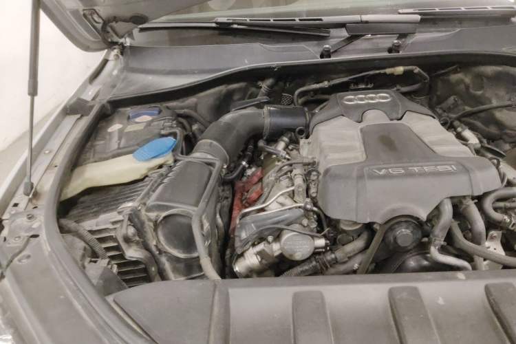 Used Audi Q7 2011 3.0 TFSI Technology (200kW) Engine Bay Right