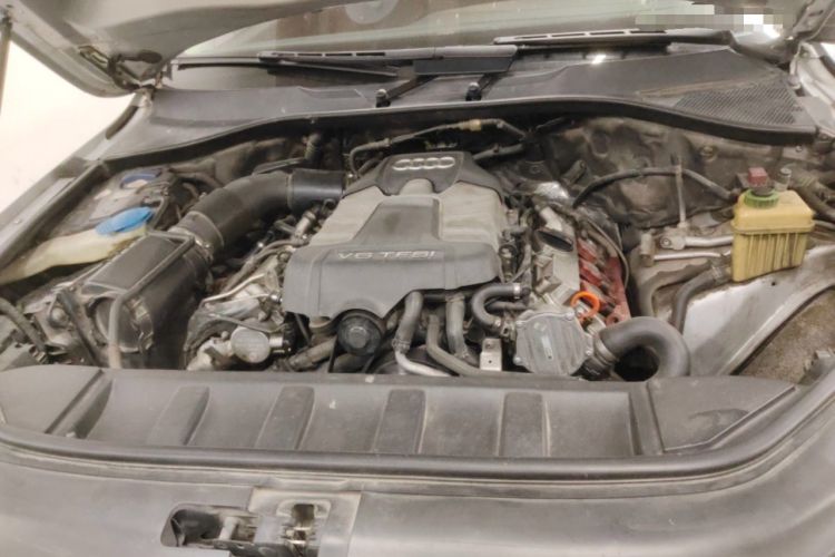 Used Audi Q7 2011 3.0 TFSI Technology (200kW) Engine Bay
