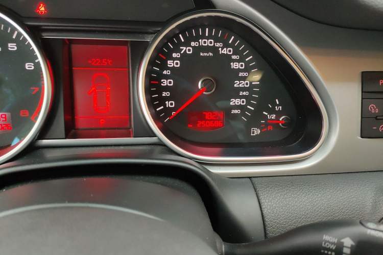 Used Audi Q7 2011 3.0 TFSI Technology (200kW) Odometer Close Up