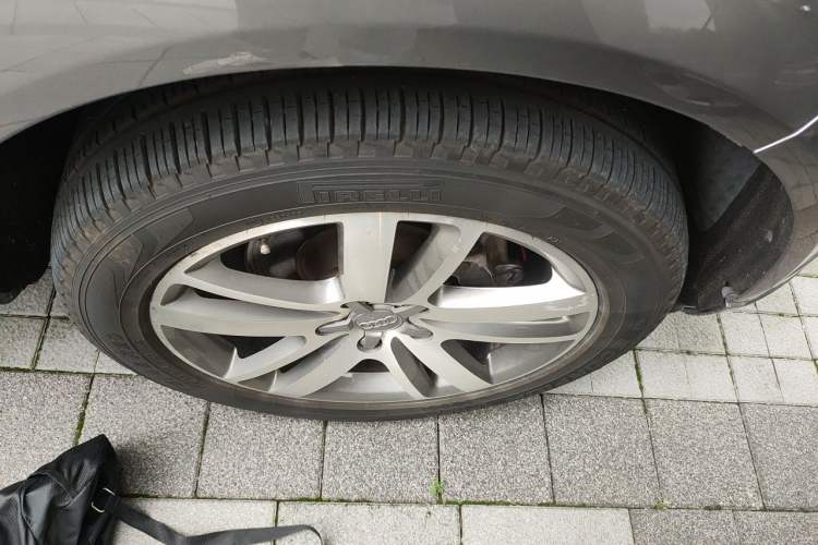 Used Audi Q7 2011 3.0 TFSI Technology (200kW) Right Front Wheel Hub