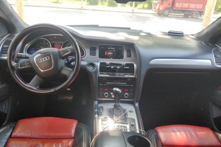 Used Audi Q7 2011 3.0 TFSI Comfort (200kW) Center Console