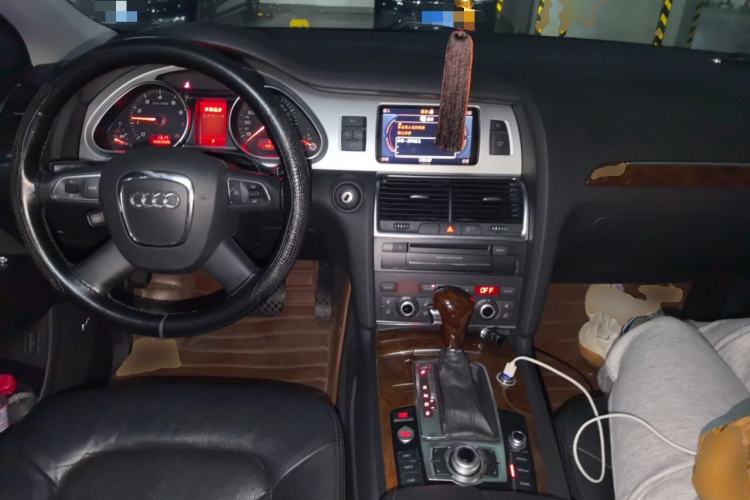 Used Audi Q7 2011 3.0 TFSI Comfort Model (245kW) Center Console