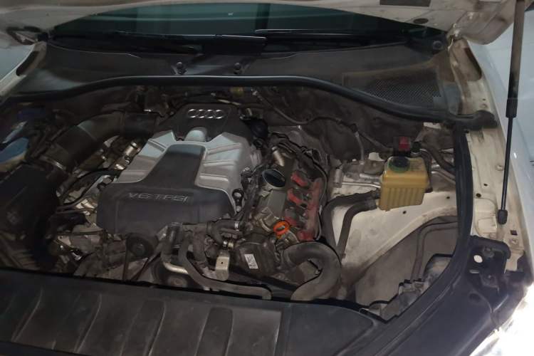 Used Audi Q7 2011 3.0 TFSI Comfort Model (245kW) Engine Bay Left