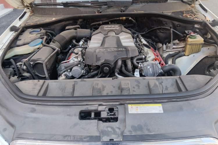 Used Audi Q7 2011 3.0 TFSI Technology (200kW) Engine Bay