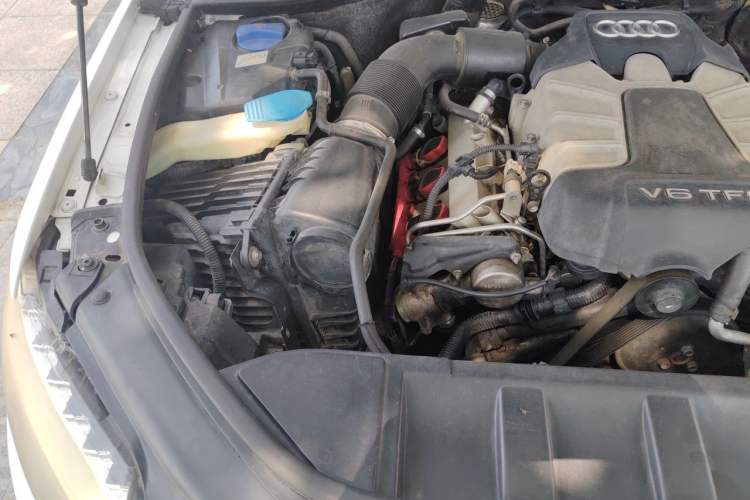 Used Audi Q7 2011 3.0 TFSI Comfort (200kW) Engine Bay Right