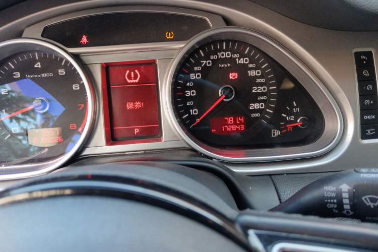 Used Audi Q7 2011 3.0 TFSI Technology (200kW) Odometer Close Up