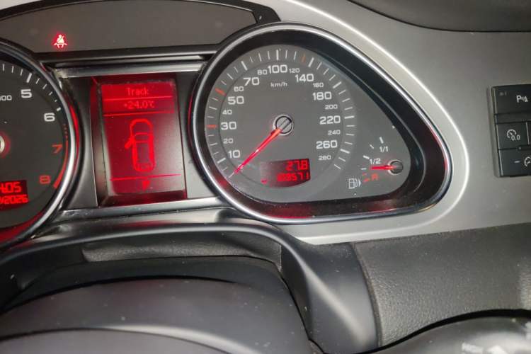 Used Audi Q7 2011 3.0 TFSI Comfort Model (245kW) Odometer Close Up