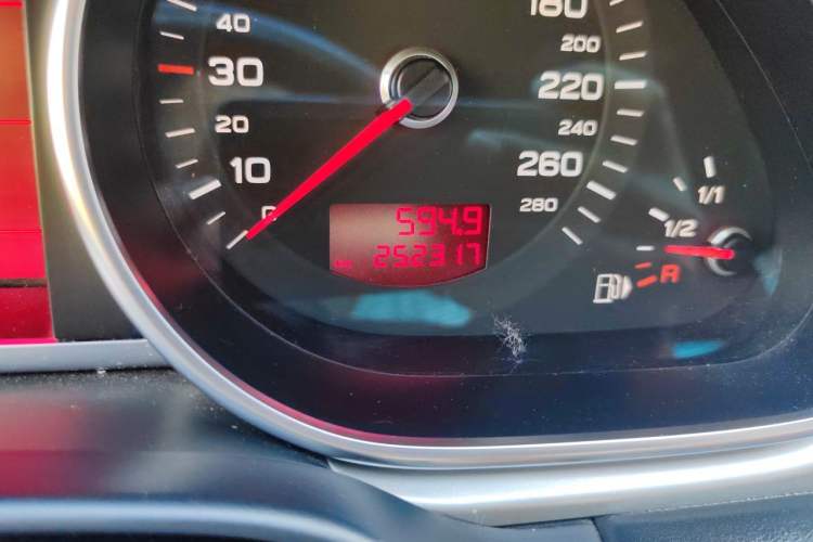 Used Audi Q7 2011 3.0 TFSI Comfort (200kW) Odometer Close Up