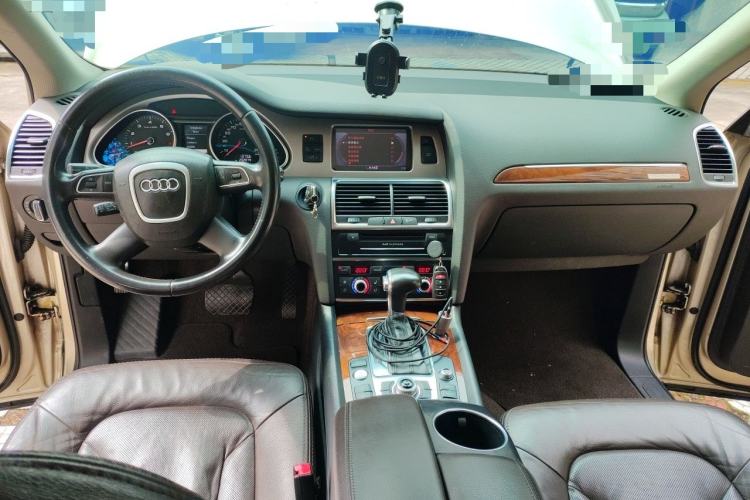 Used Audi Q7 2011 3.0 TFSI Ambition (200kW) Center Console