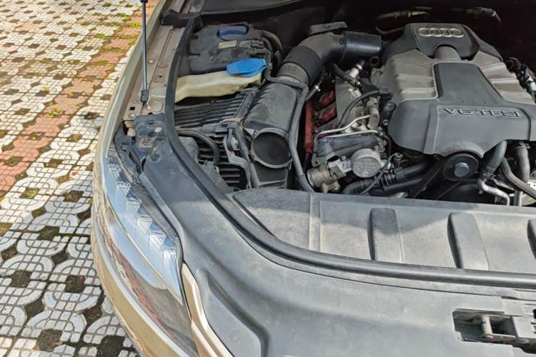 Used Audi Q7 2011 3.0 TFSI Ambition (200kW) Engine Bay Right