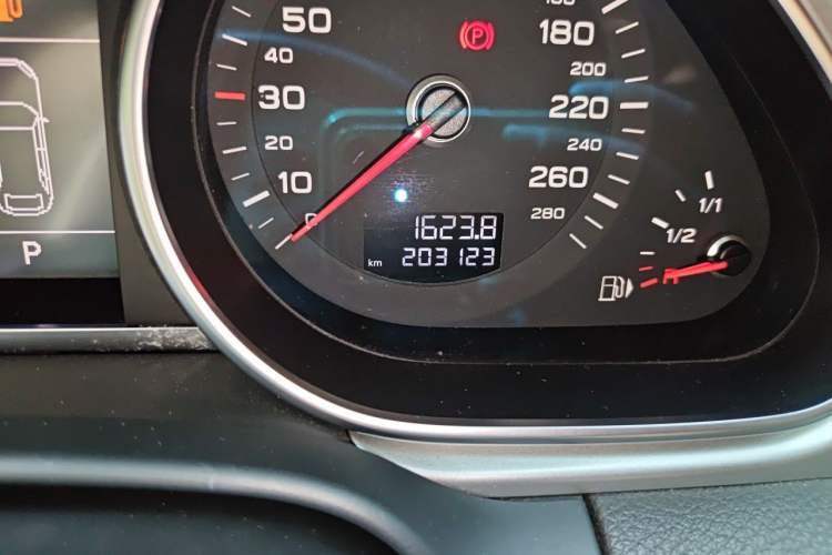 Used Audi Q7 2011 3.0 TFSI Ambition (200kW) Odometer Close Up
