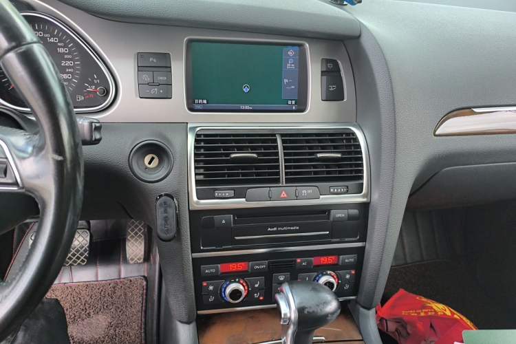 Used Audi Q7 2012 3.0 TFSI Ambition (200kW) Audio And AC Panel