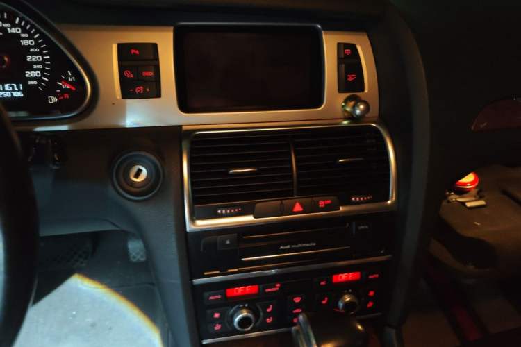Used Audi Q7 2012 3.0 TFSI Technology (245kW) Audio And AC Panel