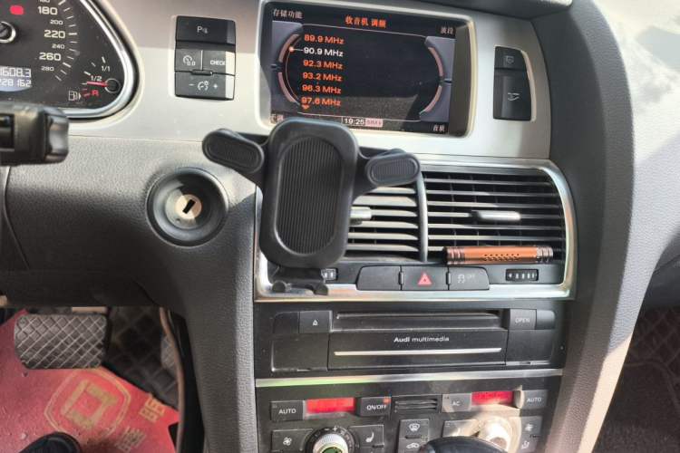 Used Audi Q7 2012 3.0 TFSI Technology (245kW) Audio And AC Panel