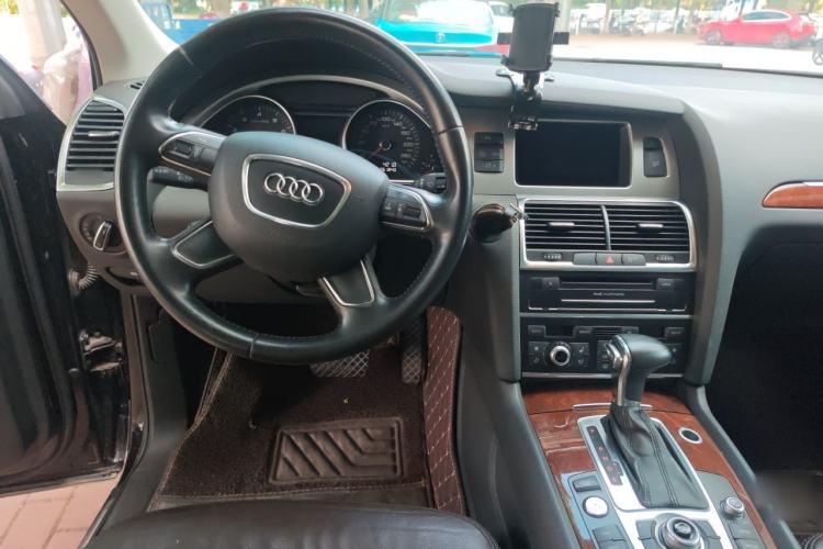 Used Audi Q7  Center Console