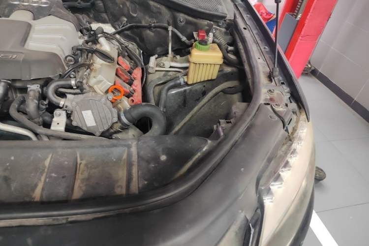 Used Audi Q7 2012 3.0 TFSI Ambition (200kW) Engine Bay Left