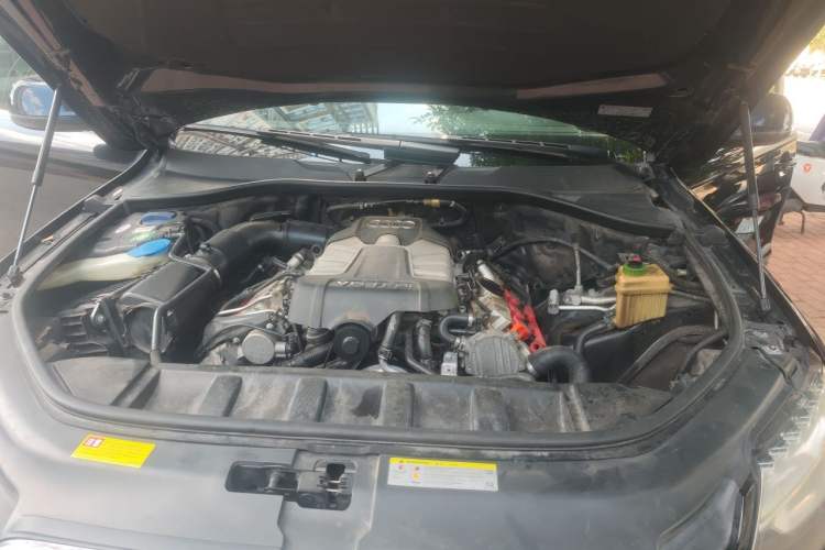 Used Audi Q7  Engine Bay