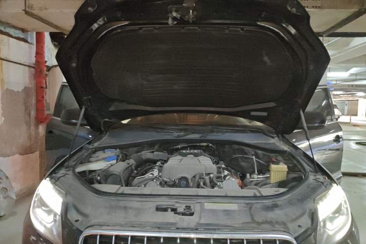 Used Audi Q7  Engine Bay
