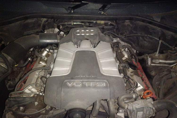 Used Audi Q7  Engine Bay
