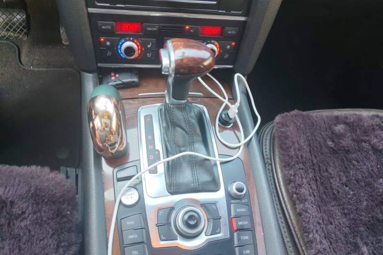 Used Audi Q7 2012 3.0 TFSI Comfort Model (200kW) Gear Lever