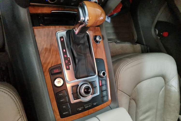Used Audi Q7 2012 3.0 TFSI Comfort Model (200kW) Gear Lever