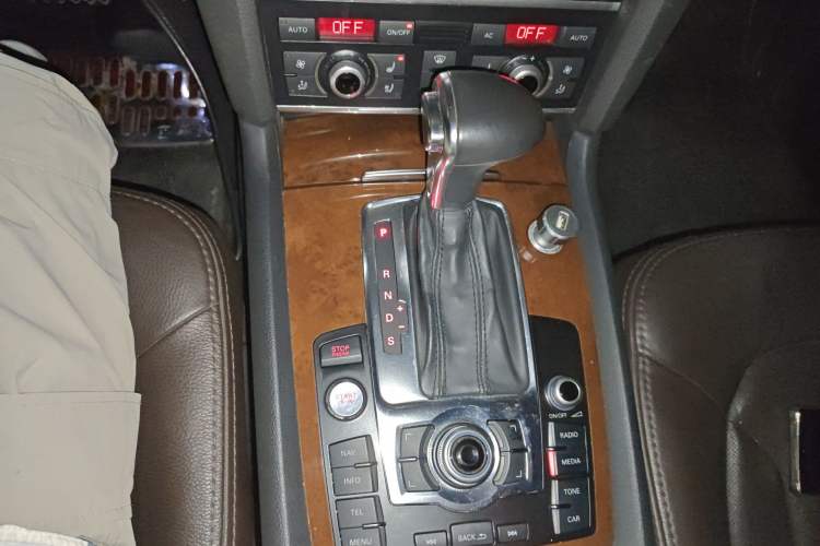 Used Audi Q7  Gear Lever
