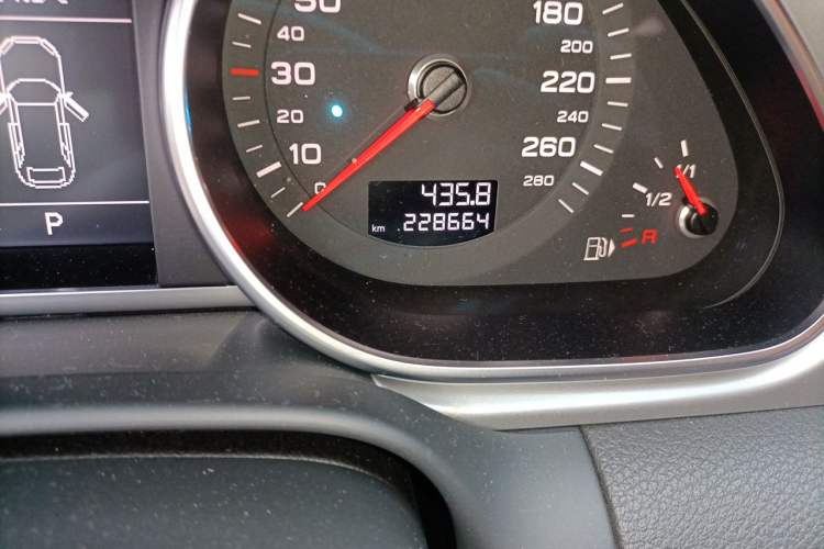 Used Audi Q7 2012 3.0 TFSI Comfort Model (245kW) Odometer Close Up