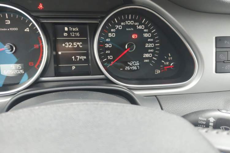 Used Audi Q7 2012 3.0 TDI Leading Model Odometer Close Up