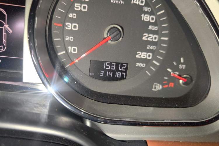 Used Audi Q7 2012 3.0 TFSI Comfort Model (200kW) Odometer Close Up