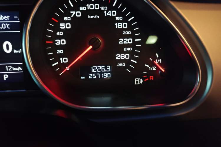 Used Audi Q7 2012 3.0 TFSI Technology Model (200kW) Odometer Close Up