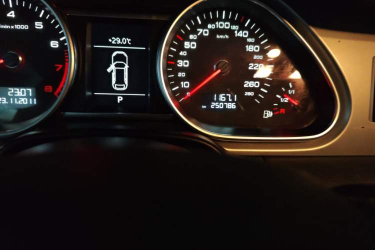 Used Audi Q7 2012 3.0 TFSI Technology (245kW) Odometer Close Up