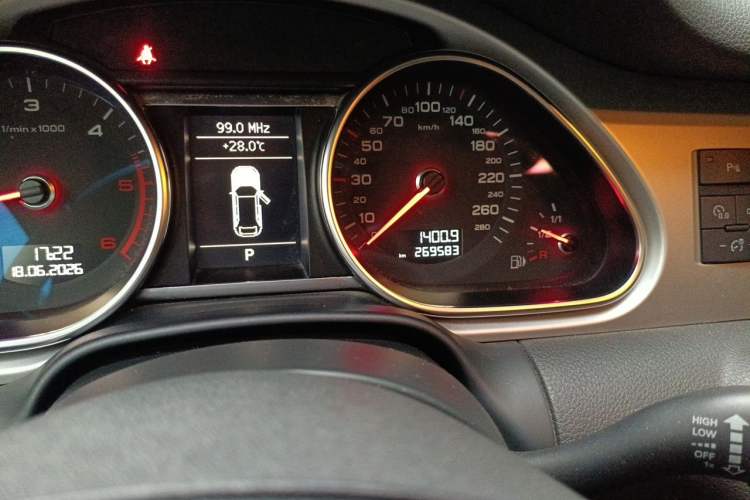 Used Audi Q7 2012 3.0 TDI Leading Model Odometer Close Up
