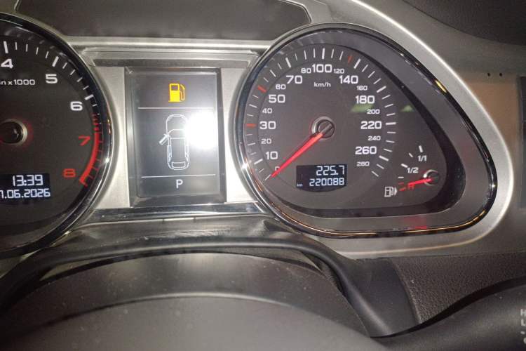 Used Audi Q7  Odometer Close Up
