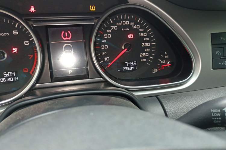 Used Audi Q7 2012 3.0 TFSI Comfort Model (200kW) Odometer Close Up