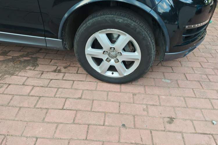 Used Audi Q7  Right Front Wheel Hub