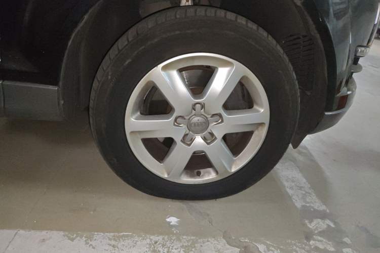 Used Audi Q7  Right Front Wheel Hub