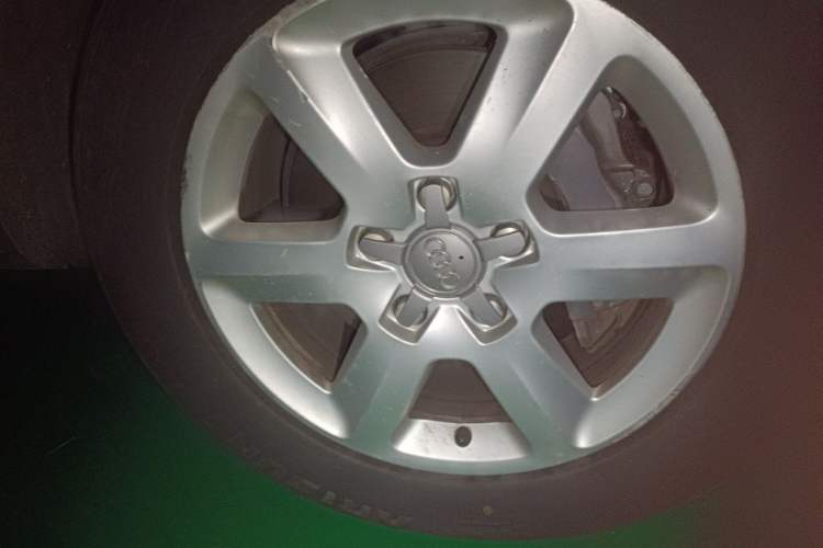 Used Audi Q7  Right Front Wheel Hub