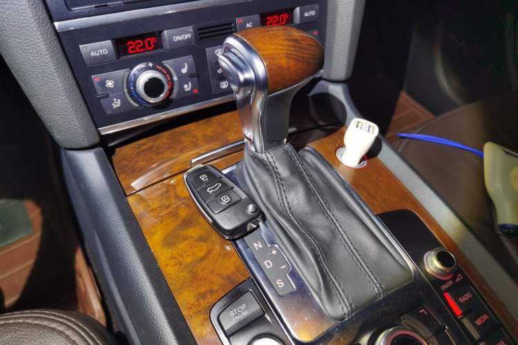 Used Audi Q7 2012 3.0 TFSI Comfort Model (200kW) Gear Lever