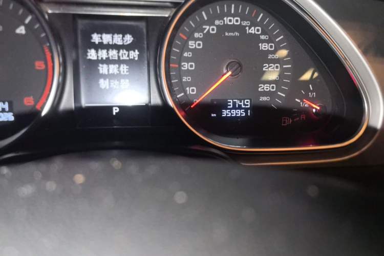 Used Audi Q7 2012 3.0 TDI Leading Model Odometer Close Up