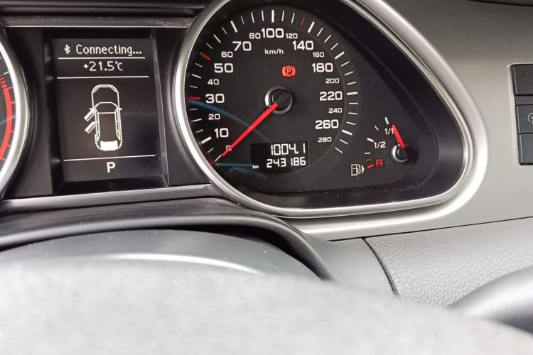 Used Audi Q7 2012 3.0 TDI Leading Model Odometer Close Up